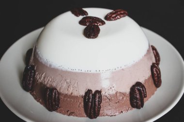 Üç çiçekli, fındıklı kremalı kek.