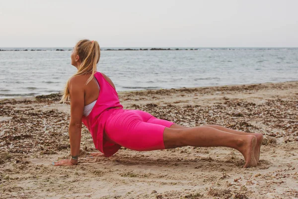 Mädchen Macht Yoga Strand — Stockfoto