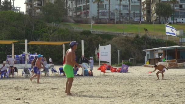 バット イスラエル 2020 イスラエルでの隔離後 男性はビーチでマットを再生します — ストック動画