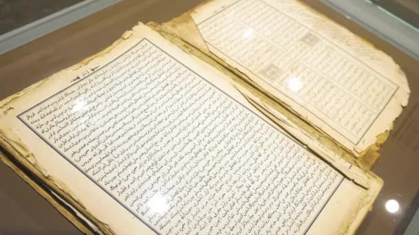 Un viejo libro en árabe en el museo — Vídeo de stock