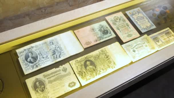Старі російські паперові гроші в музеї. — стокове відео