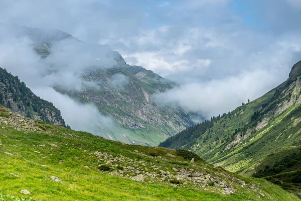 在澳大利亚阿尔卑斯山脉的蒙塔丰（Montafonsilvretta）有湖泊的比勒河 — 图库照片