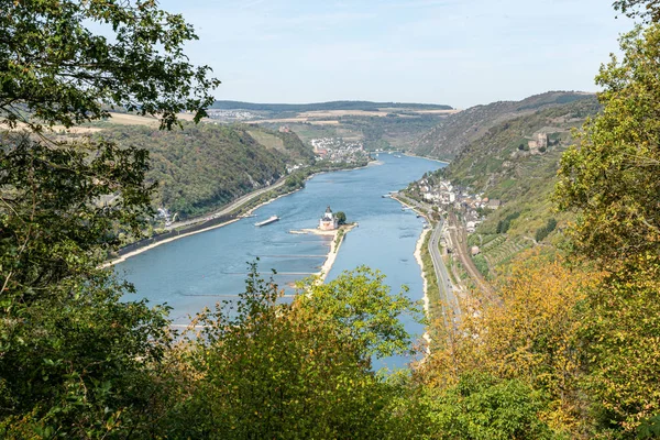 Pohled na hrad Falzgrafenstein z Rheinsteigské turistické stezky, ka — Stock fotografie