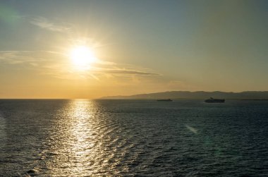 Barcelona rıhtımında gün batımı manzarası, İspanya