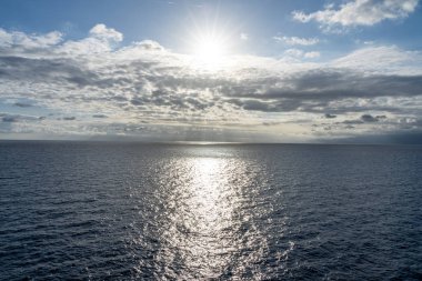 Güzel bulut desenleriyle denizde gün batımı