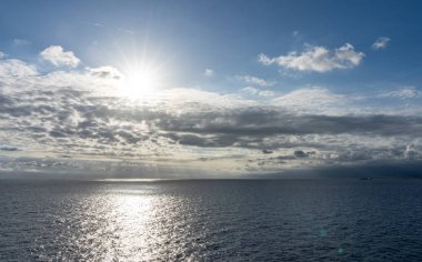 Güzel bulut desenleriyle denizde gün batımı