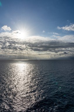 Güzel bulut desenleriyle denizde gün batımı