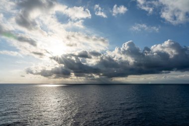 Güzel bulut desenleriyle denizde gün batımı