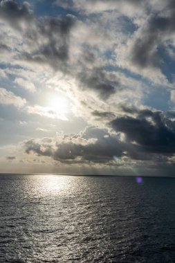 Güzel bulut desenleriyle denizde gün batımı