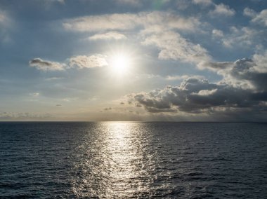 Güzel bulut desenleriyle denizde gün batımı