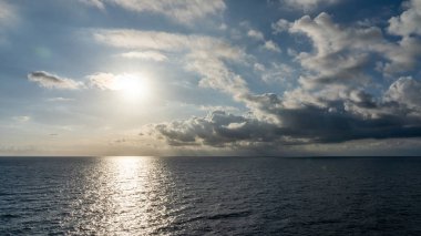 Güzel bulut desenleriyle denizde gün batımı