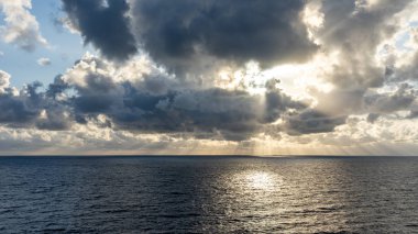 Güzel bulut desenleriyle denizde gün batımı