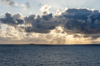 Güzel bulut desenleriyle denizde gün batımı