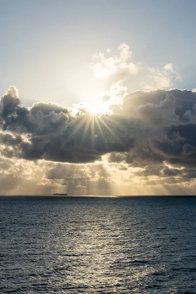Naplemente a tengeren gyönyörű felhő minták — Stock Fotó
