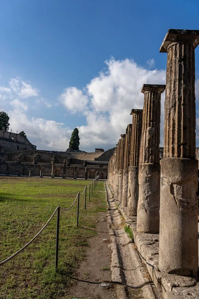Ruine de coloană în orașul Pompeji lângă capelă, Italia — Fotografie, imagine de stoc