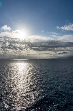 Güzel bulut desenleriyle denizde gün batımı