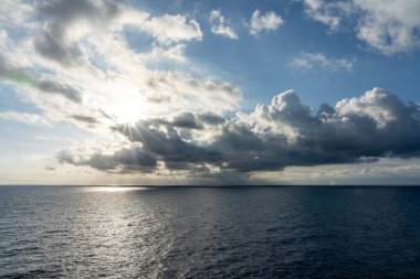 Güzel bulut desenleriyle denizde gün batımı