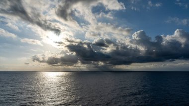 Güzel bulut desenleriyle denizde gün batımı
