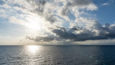 Güzel bulut desenleriyle denizde gün batımı