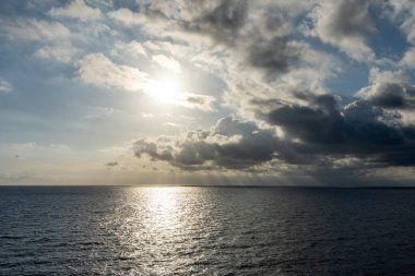 Güzel bulut desenleriyle denizde gün batımı