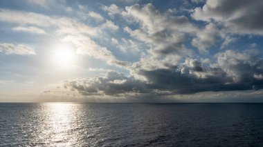 Güzel bulut desenleriyle denizde gün batımı