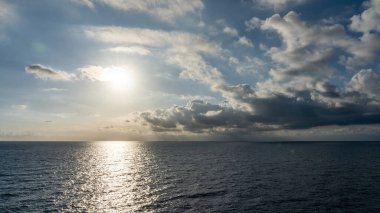Güzel bulut desenleriyle denizde gün batımı