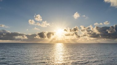 Güzel bulut desenleriyle denizde gün batımı