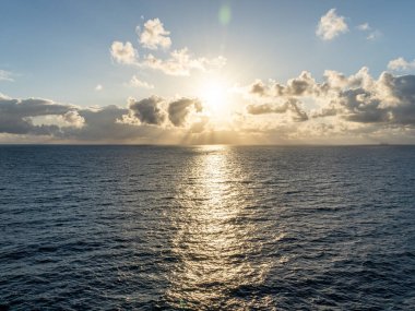 Güzel bulut desenleriyle denizde gün batımı