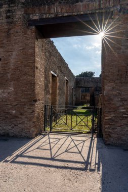 Neapel, İtalya yakınlarındaki Pompeji şehrinin harabelerinde güneş ışınları.