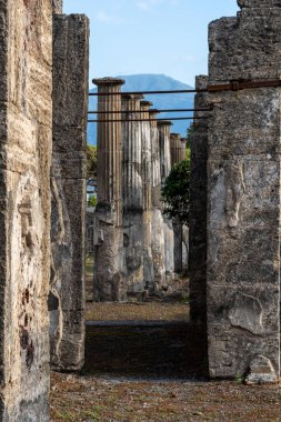 Napel yakınlarındaki Pompeji şehrindeki harabeler ve sütunlar.