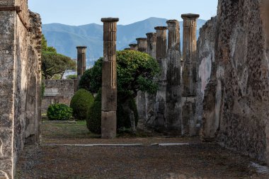 Napel yakınlarındaki Pompeji şehrindeki harabeler ve sütunlar.
