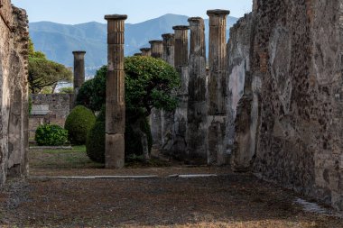 Napel yakınlarındaki Pompeji şehrindeki harabeler ve sütunlar.