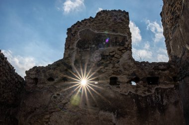 Neapel, İtalya yakınlarındaki Pompeji şehrinin harabelerinde güneş ışınları.