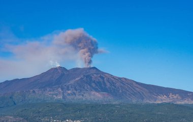 Sicilya Adası yakınlarındaki etna volkanı, İtalya