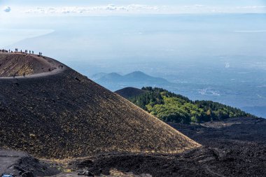 Sicilya Adası yakınlarındaki etna volkanındaki küçük krater.