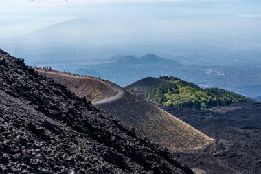 Sicilya Adası yakınlarındaki etna volkanındaki küçük krater.