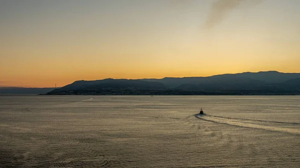 Lever de soleil au port de Messina, Italie — Photo