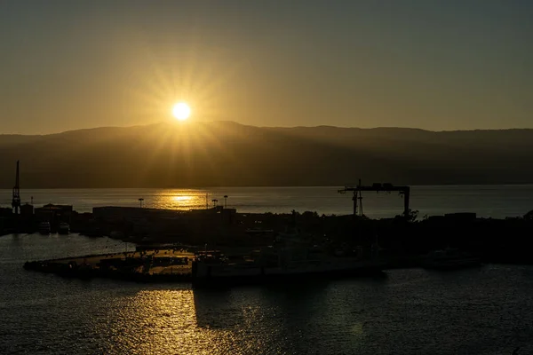 Lever de soleil au port de Messina, Italie — Photo