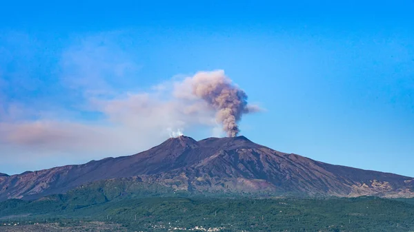 Вулкан етна поблизу мізини на тихому острові, італю. — стокове фото