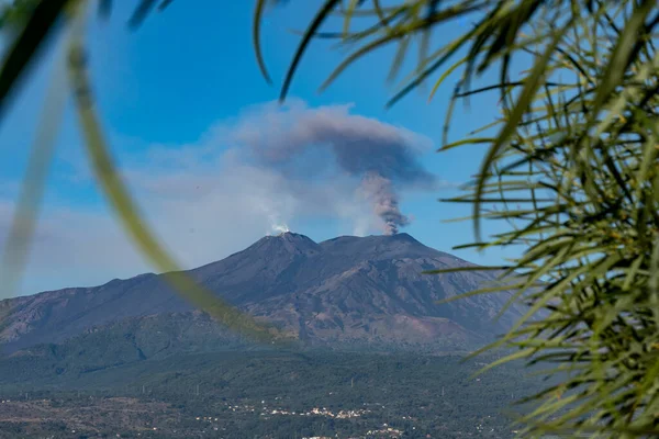 Etna vulcan lângă Messina pe insula Sicilia, Italia — Fotografie, imagine de stoc