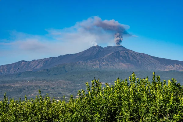 Вулкан етна поблизу мізини на тихому острові, італю. — стокове фото