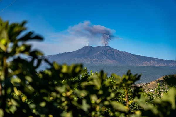 Etna vulcan lângă Messina pe insula Sicilia, Italia — Fotografie, imagine de stoc