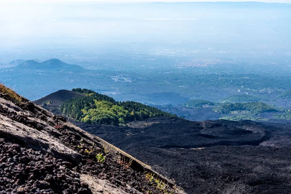 Vedere de la vulcanul etna din apropiere de Messina pe insula Sicilia, Italia — Fotografie, imagine de stoc