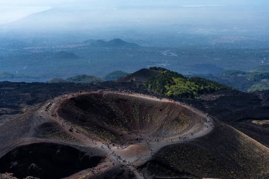Sicilya Adası yakınlarındaki etna volkanındaki küçük krater.