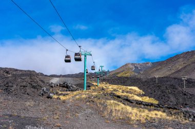 Sicilya Adası 'nda patlayan etna volkanındaki teleferik.