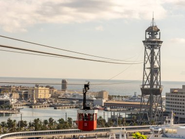 Tarihi teleferik kulübesi, çelik kuleler, liman ve Barselona kenti