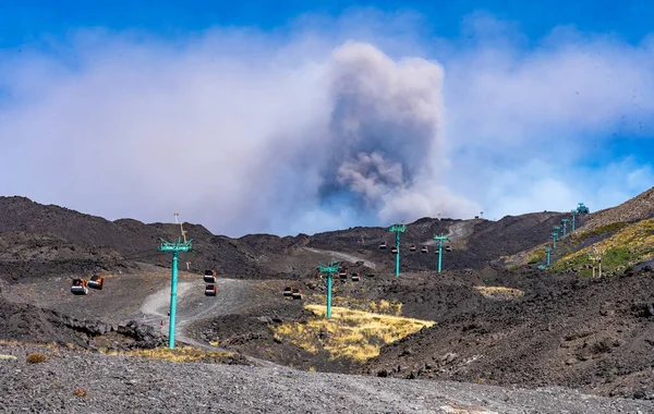 Кабель на вулкані Етна з виверженням на тихому острові. — стокове фото