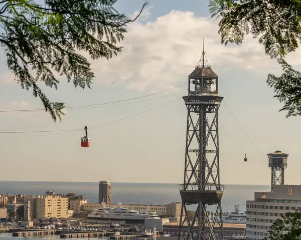 Tarihi teleferik kulübesi, çelik kuleler, liman ve Barselona kenti — Stok fotoğraf