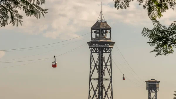 Tarihi teleferik kulübesi, çelik kuleler, liman ve Barselona kenti