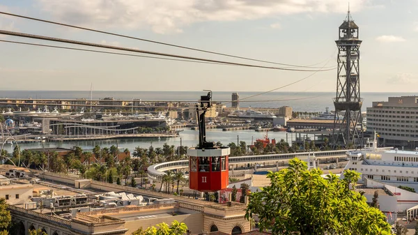 Barcelo limanı ve panoraması olan tarihi kırmızı teleferik kabini — Stok fotoğraf
